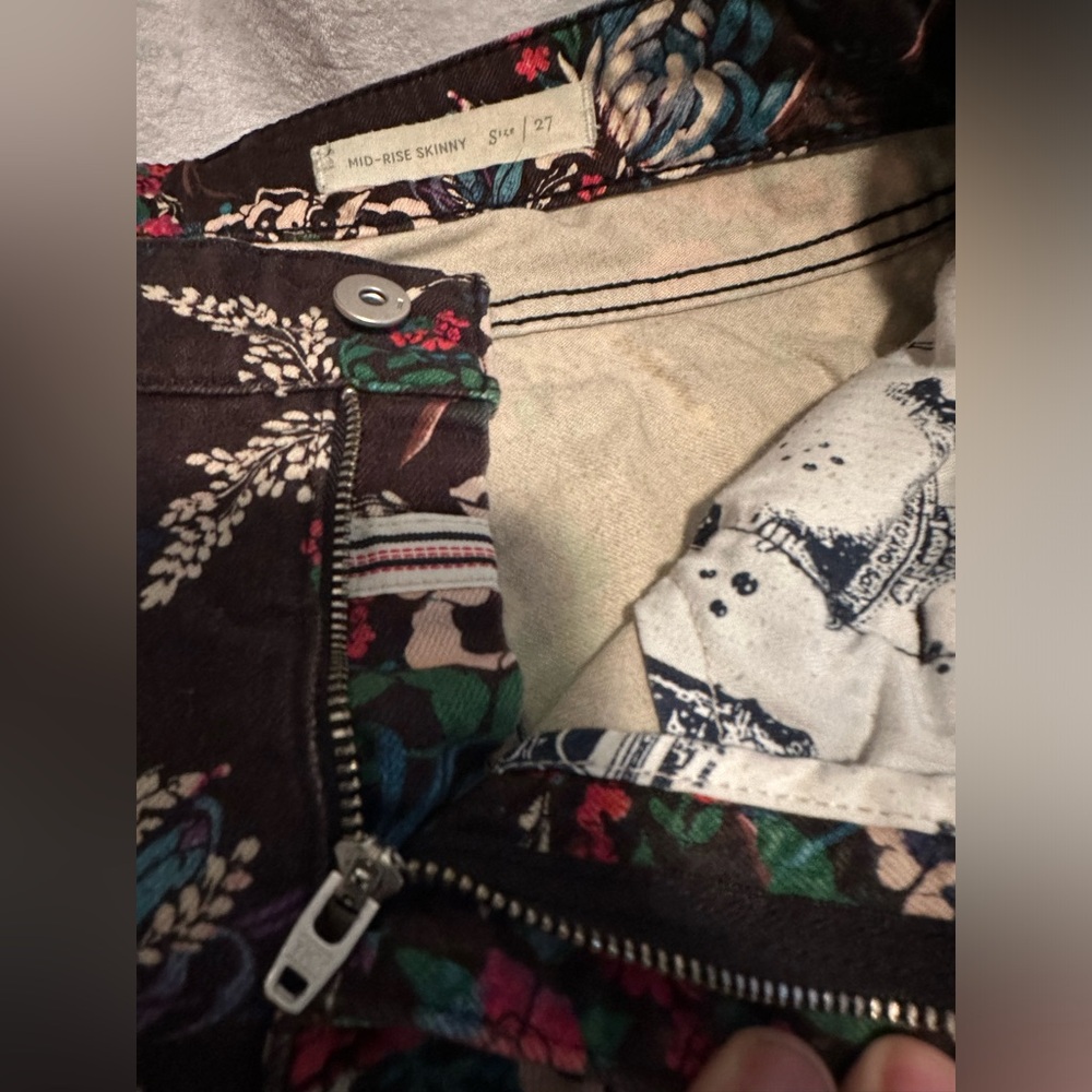 LIKE NEW- Anthropologie Pilcro Mid Rise Skinny Black Floral Jeans - Picture 14 of 16